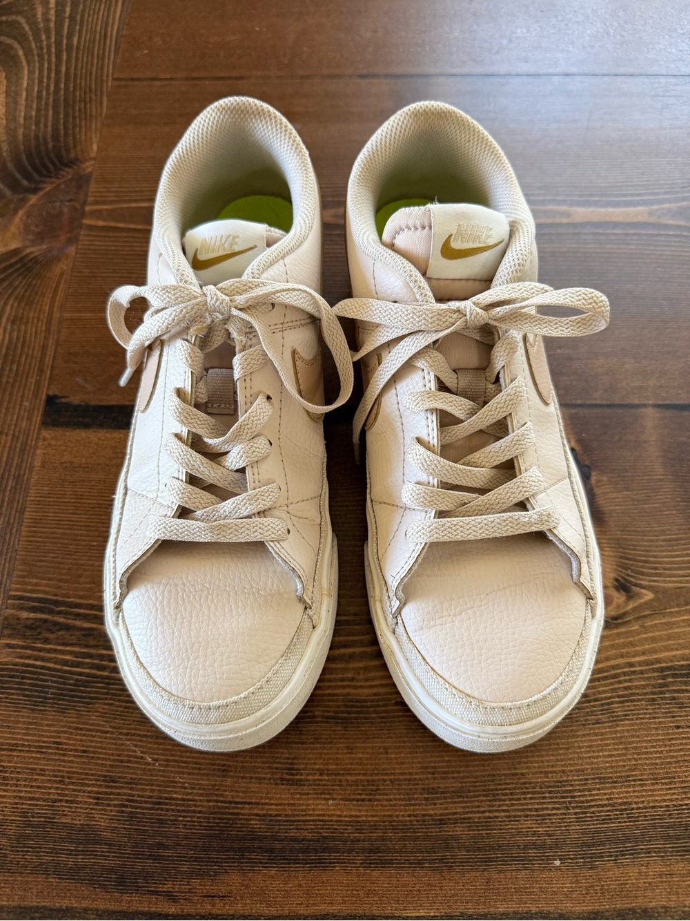 Nike Court Legacy in tan/ cream
